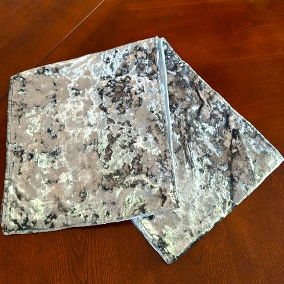 Nicole Miller crushed velvet table runner - Picture 1 of 6